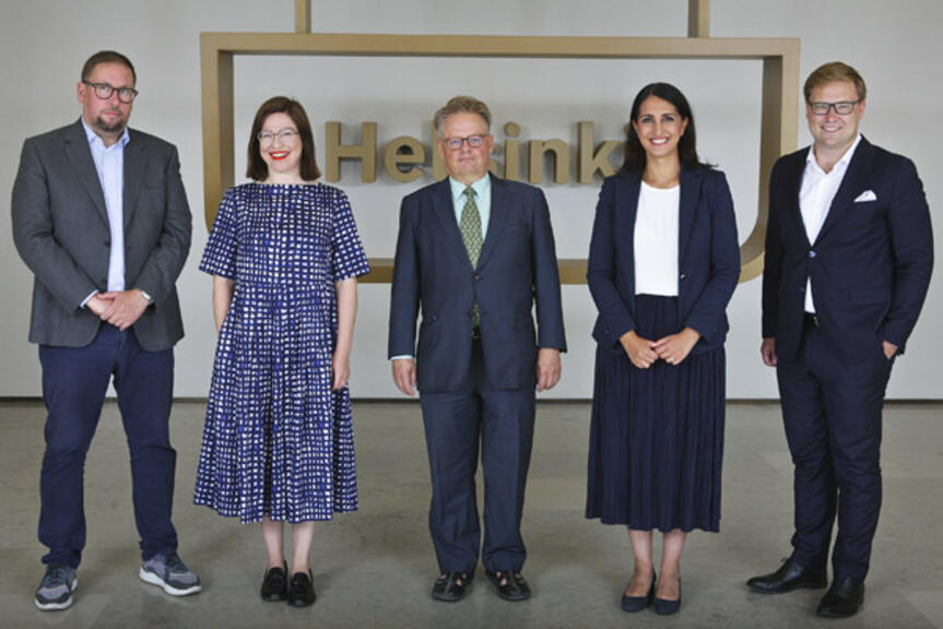 Kuvassa on Helsingin uusi pormestarikunta eli Paavo Arhinmäki, Anni Sinnemäki, Juhana Vartiainen, Nasima Razmyar ja Daniel Sazonov
