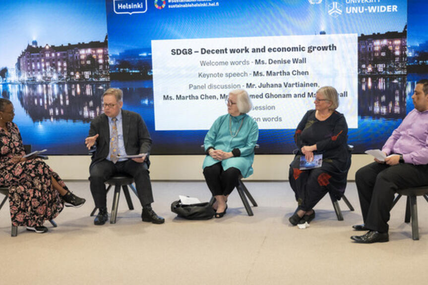 Keskustelufoorumin vetäjänä toimi Denise Wall ja sen osallistujina Juhana Vartiainen, Martha Chen, Jo Beall ja Mohamed Ghonam. Keskustelufoorumin vetäjänä toimi Denise Wall ja sen osallistujina Juhana Vartiainen, Martha Chen, Jo Beall ja Mohamed Ghonam.