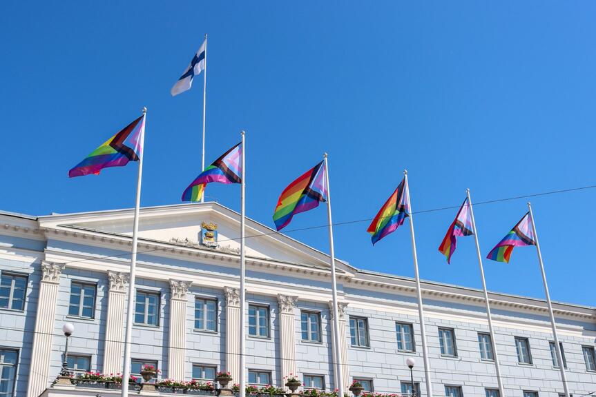 Pride-liput liehuvat kaupungintalolla. Pride-liput liehuvat kaupungintalolla.