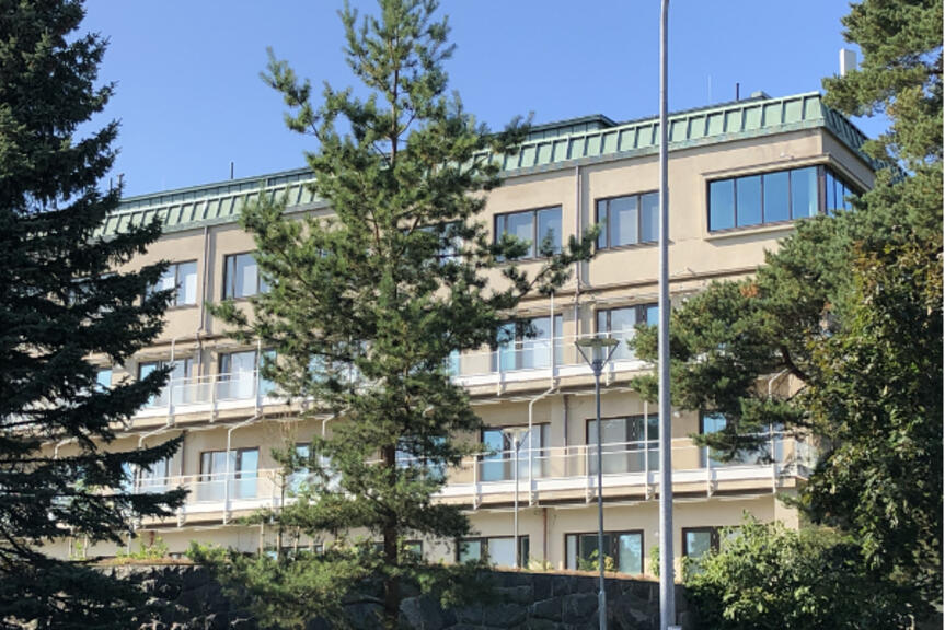 Peruskorjattu nelikerroksinen sairaalarakennus metsäisen tontin keskellä. Peruskorjattu nelikerroksinen sairaalarakennus metsäisen tontin keskellä.