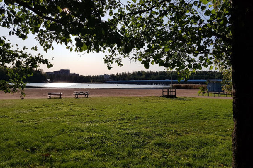 Vartiokylänlahti kuvattuna Puotilan uimarannalta. Vartiokylänlahti kuvattuna Puotilan uimarannalta.