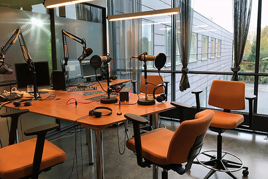 Medialukiossa voi opiskella radiotyötä uudistetussa studiossa, kuvaaja Salla Leijavuori Medialukiossa voi opiskella radiotyötä uudistetussa studiossa, kuvaaja Salla Leijavuori
