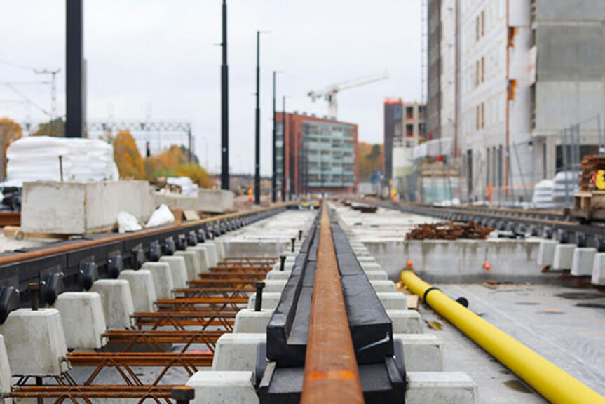Raitiotietä on rakennettu Oulunkylän aseman vieressä Maaherrantiellä syksyn aikana. Raitiotietä on rakennettu Oulunkylän aseman vieressä Maaherrantiellä syksyn aikana.