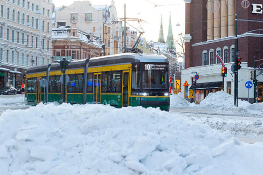 Raitiovaunu 10 ja luminen katumaisema.