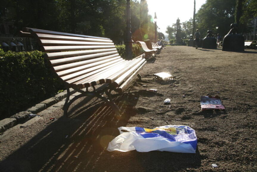 Roskia Esplanadin puistossa. Roskia Esplanadin puistossa.