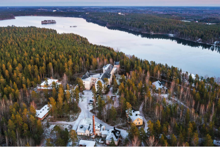 Sairaala-alue metsän keskellä järven rannalla. Sairaala-alue metsän keskellä järven rannalla.