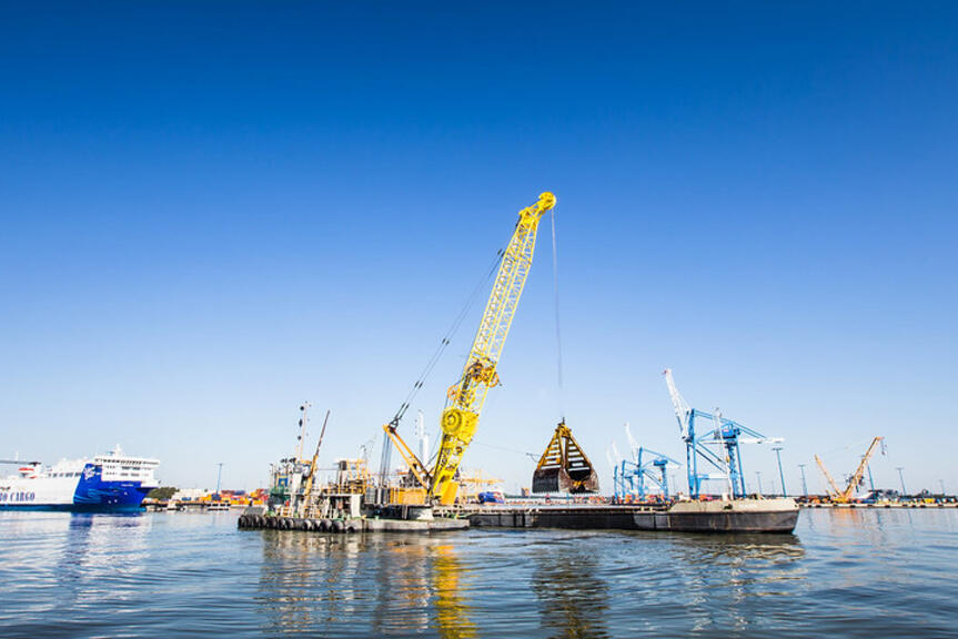 Ruoppausta Vuosaaren satama-altaassa elokuussa 2020. Ruoppausta Vuosaaren satama-altaassa elokuussa 2020.