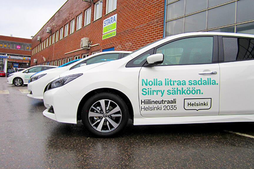 Staran toimipisteen pihassa uusia, kaupungin käyttöön tulevia sähköautoja. Staran toimipisteen pihassa uusia, kaupungin käyttöön tulevia sähköautoja.