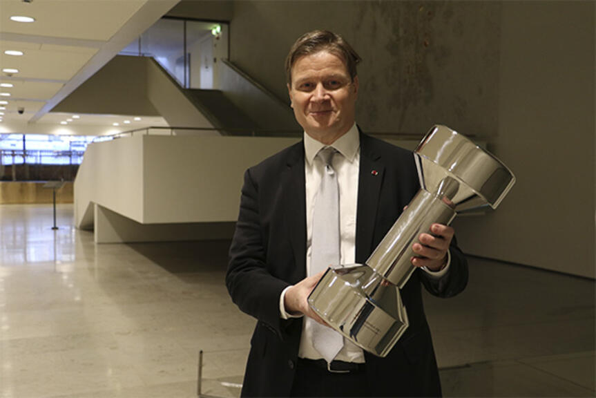 Kansliapäällikkö Sami Sarvilinna ja voittopokaali. Kansliapäällikkö Sami Sarvilinna ja voittopokaali.