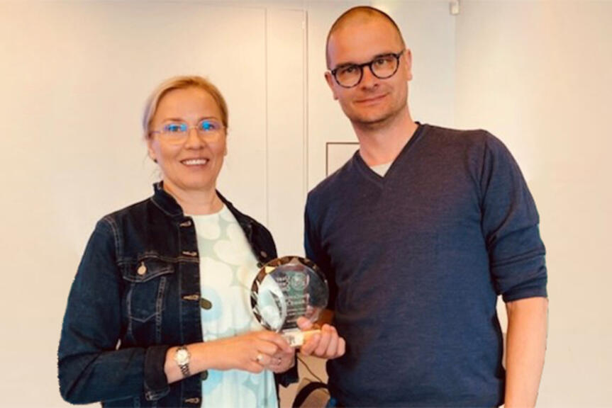 Kasvatuksen ja koulutuksen toimialajohtaja Satu Järvenkallas ja Digitalisaatiojohtaja Mikko Rusama vastaanottivat palkinnon. Kasvatuksen ja koulutuksen toimialajohtaja Satu Järvenkallas ja Digitalisaatiojohtaja Mikko Rusama vastaanottivat palkinnon.