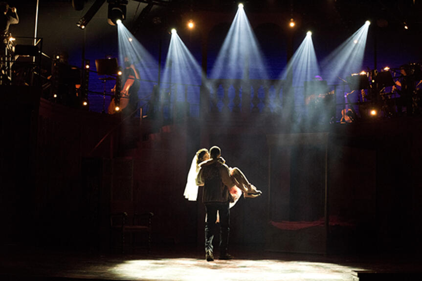 Helsingin kaupunki teki toisen koronapassikokeilun Savoy-teatterin West Side Story -musikaalin kenraaliharjoituksessa. Kuva: Nora Norrlin. Helsingin kaupunki teki toisen koronapassikokeilun Savoy-teatterin West Side Story -musikaalin kenraaliharjoituksessa. Kuva: Nora Norrlin.