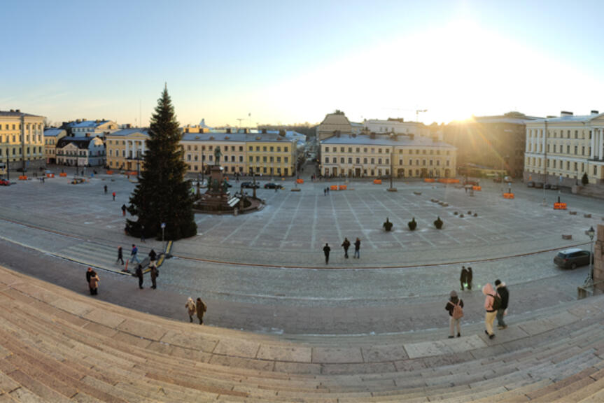 Senaatintori joulukuussa 2021 maanrakennustöiden jälkeen. Uusia valaisinpylväitä asennetaan ympäri toria yhteensä neljätoista kappaletta. Kuva: Christian Hovilainen. Senaatintori joulukuussa 2021 maanrakennustöiden jälkeen. Uusia valaisinpylväitä asennetaan ympäri toria yhteensä neljätoista kappaletta. Kuva: Christian Hovilainen.