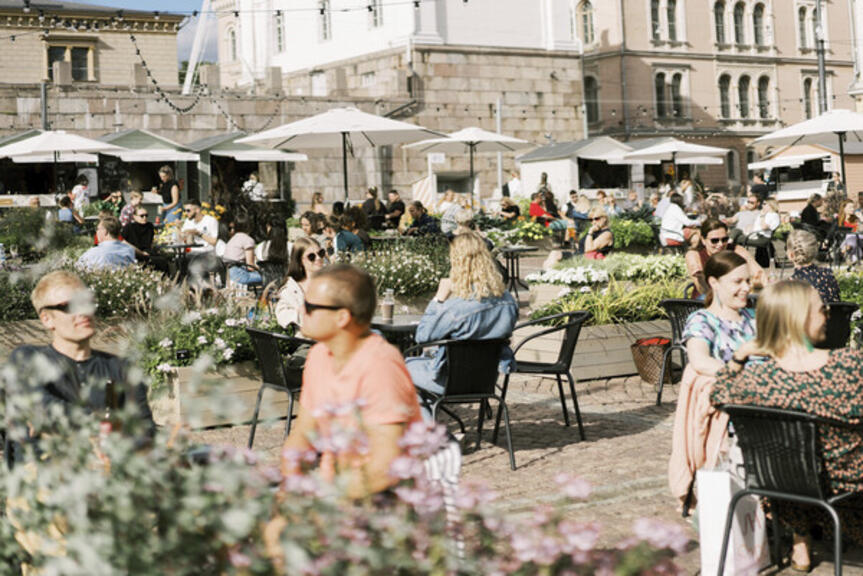 Senaatintorin kesäterassi kesällä 2020. Kuva: Torikorttelit / Camilla Bloom Senaatintorin kesäterassi kesällä 2020. Kuva: Torikorttelit / Camilla Bloom