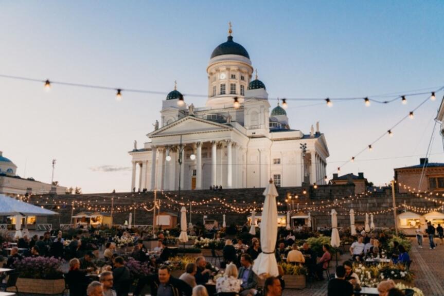 Senaatintorin kesäterassi kesällä 2020. Kuva: Camilla Bloom, Helsingin kaupunkitilat oy