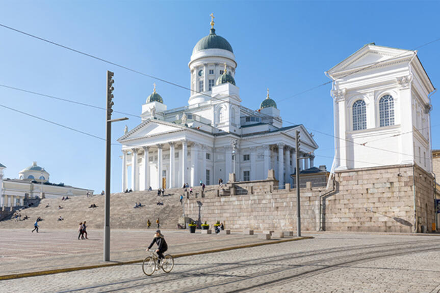 Havainnekuva Senaatintorille tulevista palkituista valaisinpylväistä. Niiden ristiprofiili luo valaisinpylväille paikkaan sidotun, tunnistettavan arkkitehtonisen ilmeen. Havainnekuva Senaatintorille tulevista palkituista valaisinpylväistä. Niiden ristiprofiili luo valaisinpylväille paikkaan sidotun, tunnistettavan arkkitehtonisen ilmeen.
