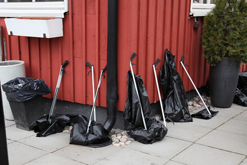 Roskapihtejä ja jätessäkkejä nojallaan seinää vasten. Roskapihtejä ja jätessäkkejä nojallaan seinää vasten.