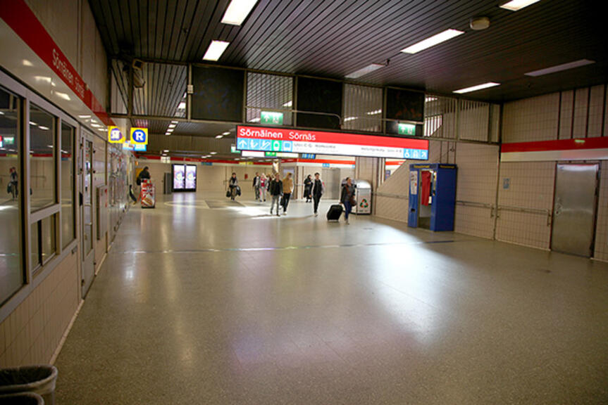 Sörnäisten metroaseman lippuhalli, taustalla ihmisiä. Sörnäisten metroaseman lippuhalli, taustalla ihmisiä.
