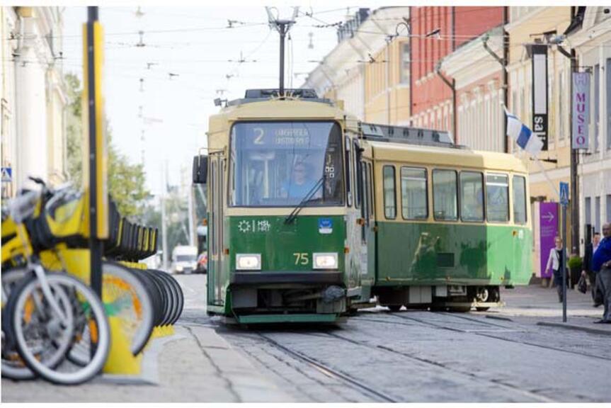 Raitiovaunu 2 kurvaamassa Katariinankadulta Aleksille. Raitiovaunu 2 kurvaamassa Katariinankadulta Aleksille.