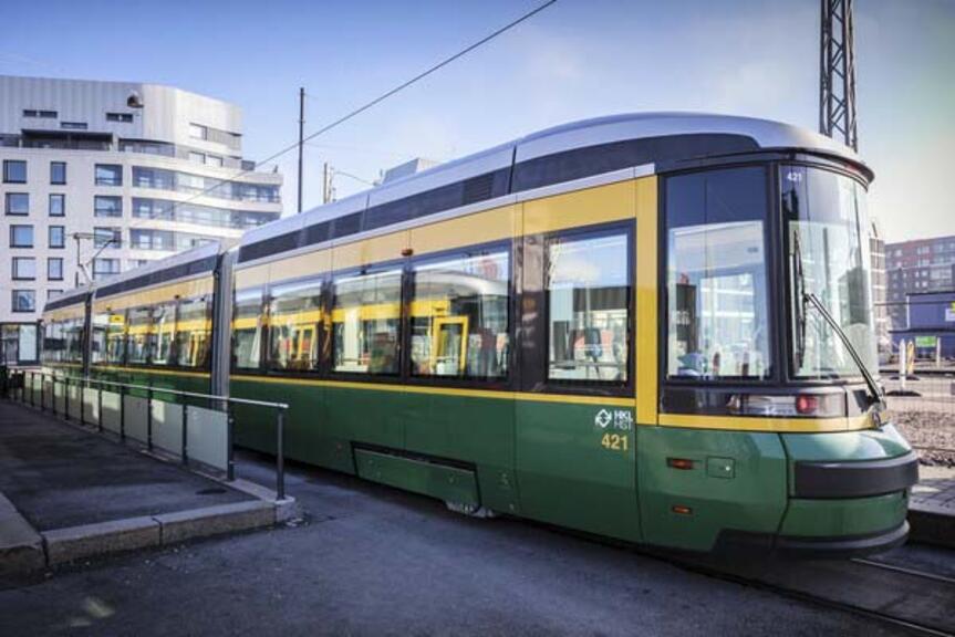 Raitiovaunu pysäkillä. Raitiovaunu pysäkillä.