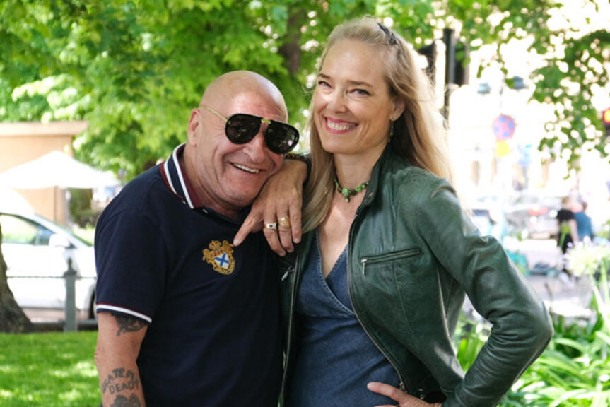 Remu Aaltonen ja Minna Tervamäki Esplanadin puistossa
