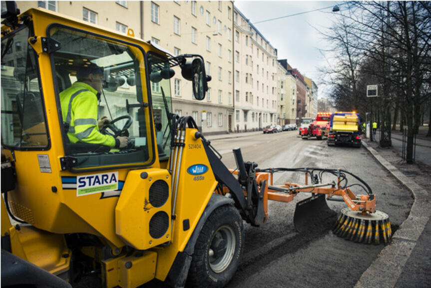 Harjakone työssään kadulla. Harjakone työssään kadulla.