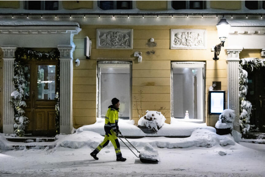Lunta kolaava henkilö kadulla. Lunta kolaava henkilö kadulla.