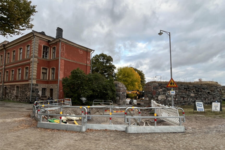 Työt käynnissä Isossa Mustasaaressa syyskuussa 2022. Kuvassa työmaa-aitoja ja rakennus. Työt käynnissä Isossa Mustasaaressa syyskuussa 2022. Kuvassa työmaa-aitoja ja rakennus.