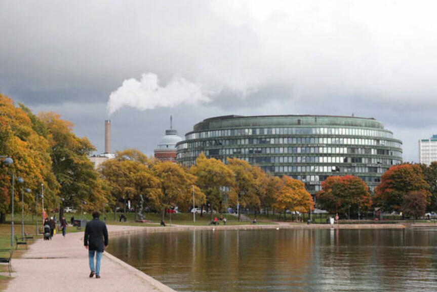Kävelijä Tokoinrannassa. Kuva: Lilja Palmgren. Kävelijä Tokoinrannassa. Kuva: Lilja Palmgren.