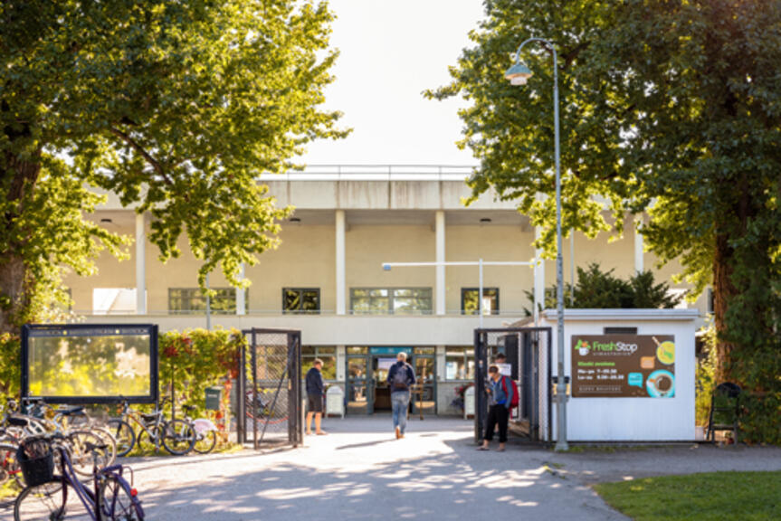 Uimastadionin pääportit ja sisäänkäynti. Uimastadionin pääportit ja sisäänkäynti.