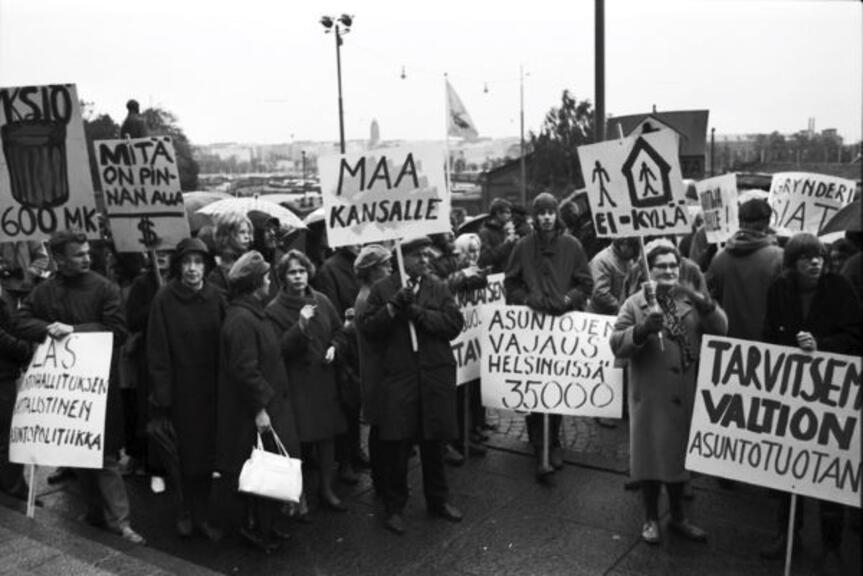 Mielenosoittajia Mannerheimintiellä vuonna 1970 Mielenosoittajia Mannerheimintiellä vuonna 1970