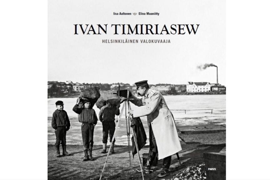 kirjan kansikuva jossa Timiriasew ottaa valokuvaa