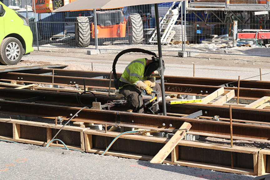 Välimerenkadun raitiotiekiskoja hitsattiin heinäkuun lopussa 2017. Kuva: Rauno Hietanen Välimerenkadun raitiotiekiskoja hitsattiin heinäkuun lopussa 2017. Kuva: Rauno Hietanen