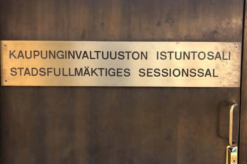 Valtuustosalin ovi. Valtuustosalin ovi.
