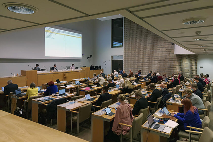 Kaupunginvaltuusto keskustelee istuntosalissaan Kaupunginvaltuusto keskustelee istuntosalissaan