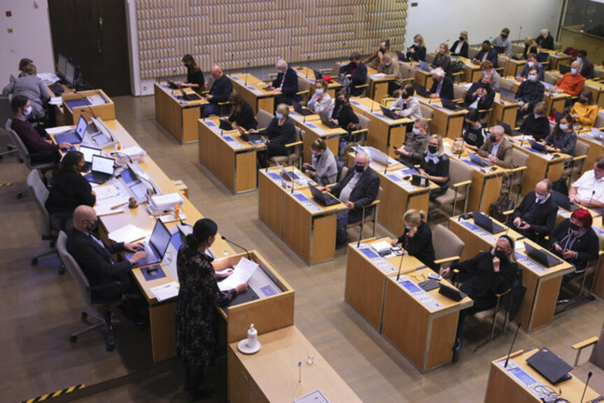 Helsingin kaupunginvaltuuston kokous 13.10.2021. Kuvassa näkyy yläviistosta valtuustosali ja valtuutettuja omilla paikoillaan. Helsingin kaupunginvaltuuston kokous 13.10.2021. Kuvassa näkyy yläviistosta valtuustosali ja valtuutettuja omilla paikoillaan.