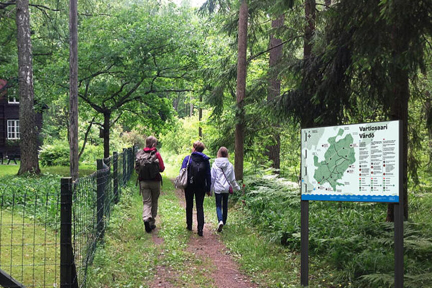 Vartiosaaren uudet opasteet. Kuva: Kaisa Pajanen. Kuvasovitus: Ari Kujala, WSP Finland Oy. Vartiosaaren uudet opasteet. Kuva: Kaisa Pajanen. Kuvasovitus: Ari Kujala, WSP Finland Oy.