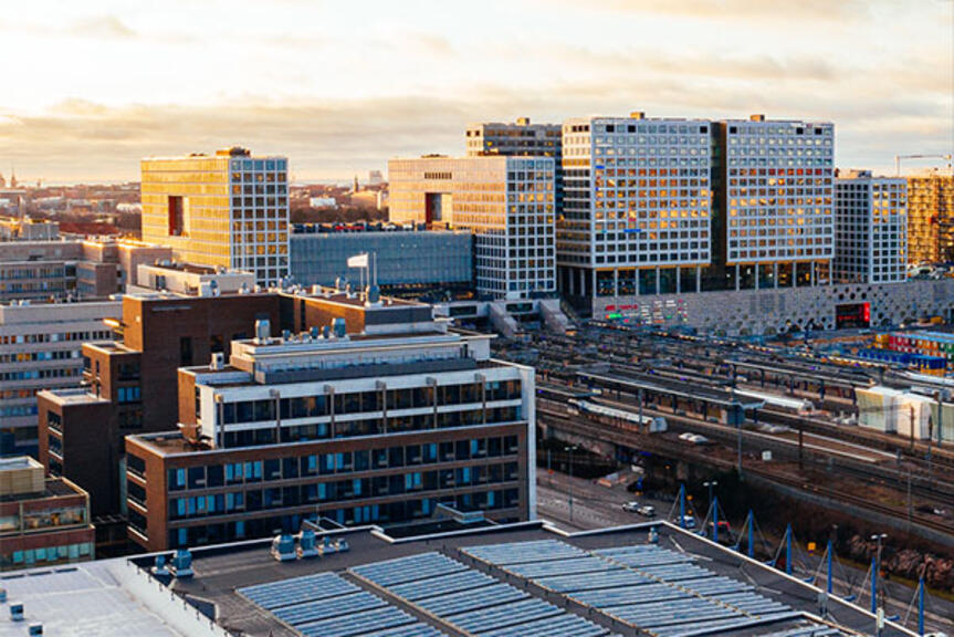 Energiatehokasta rakennusta etsitään. Kuva Jussi Hellsten, Helsingin kaupungin aineistopankki