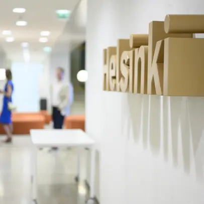 Kehystunnus Helsingin kaupungintalon aulassa. Kuva: Sakari Röyskö