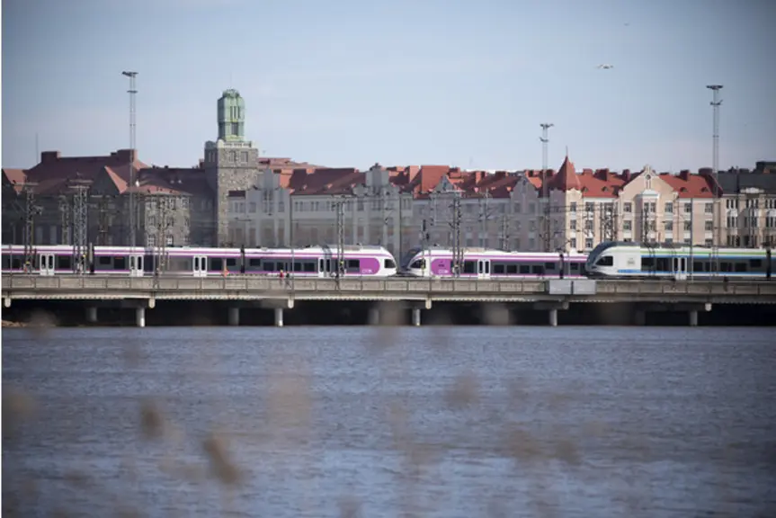 Juna matkalla pois Helsingistä.