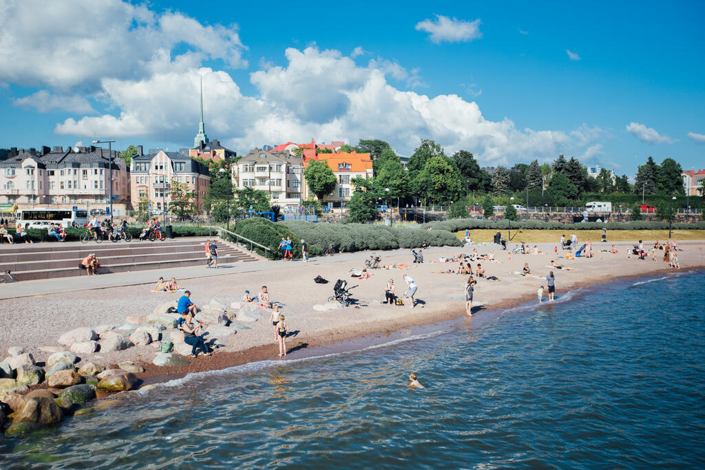 Uimarantasensorit mittaavat veden lämpötilaa jo 28 eri rannalla Helsingissä, Espoossa ja Vantaalla - myös kuvan Eiranrannassa.  Kuva: Julia Kivelä