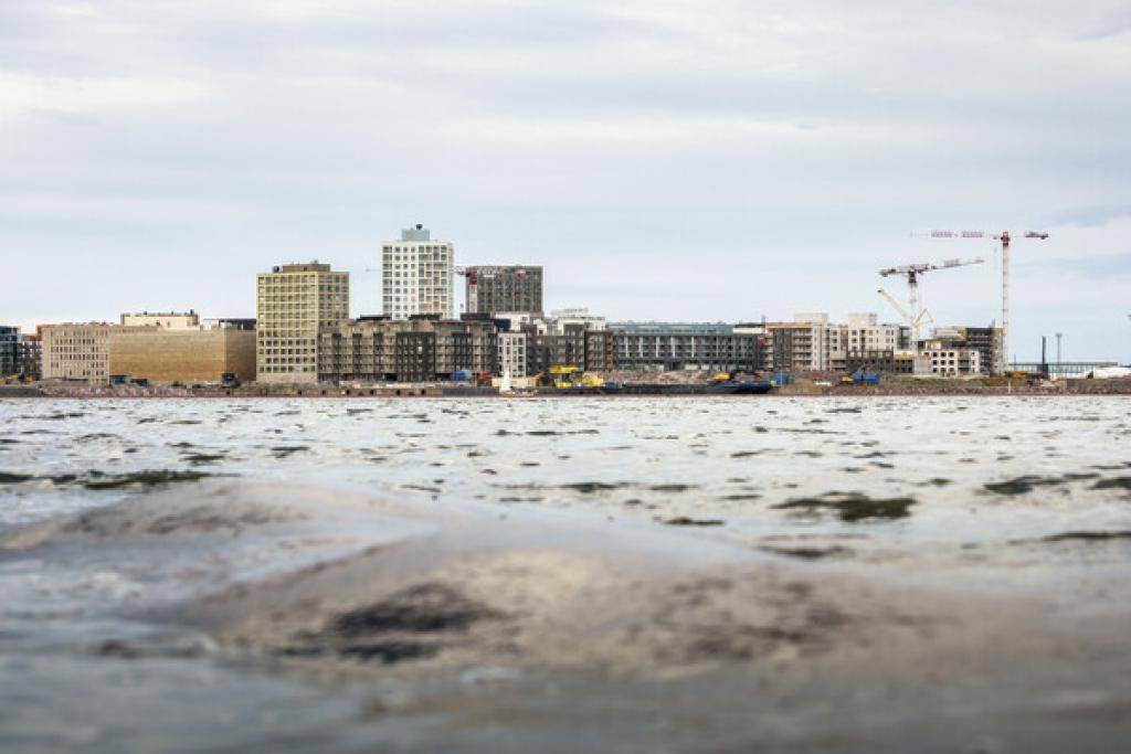 Jätkäsaari nostureineen kohoaa meren takana