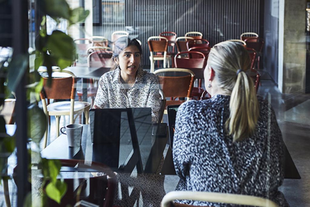 Naisia kahvilassa. Kuva: Marek Sabogal