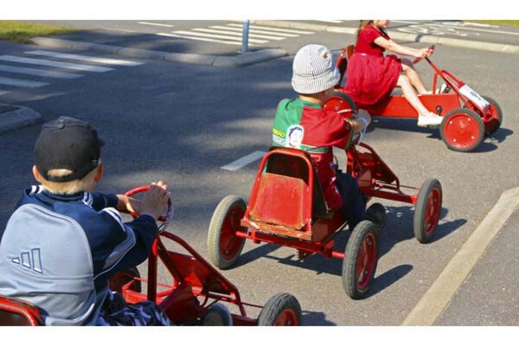 Lapset ajavat potkuautolla Lasten liikennnekapupungissa vuonna 2009.