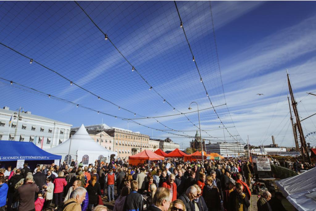 Paljon väkeä silakkamarkkinoilla Kauppatorilla. Paljon väkeä silakkamarkkinoilla Kauppatorilla.