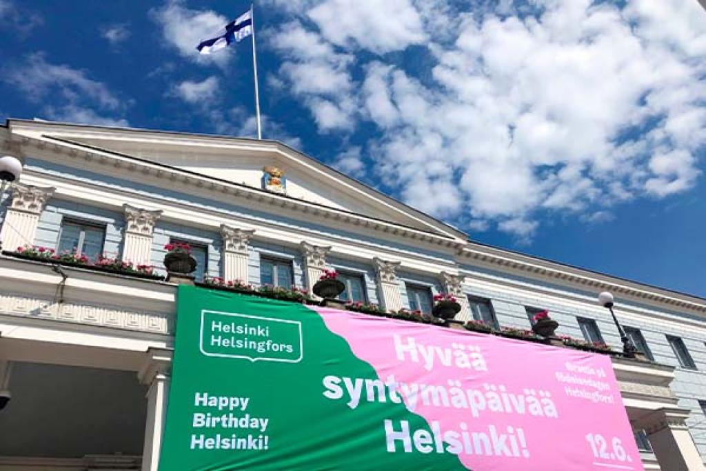 Hyvää syntymäpäivää -banderolli kaupungintalon parvekkeella. 