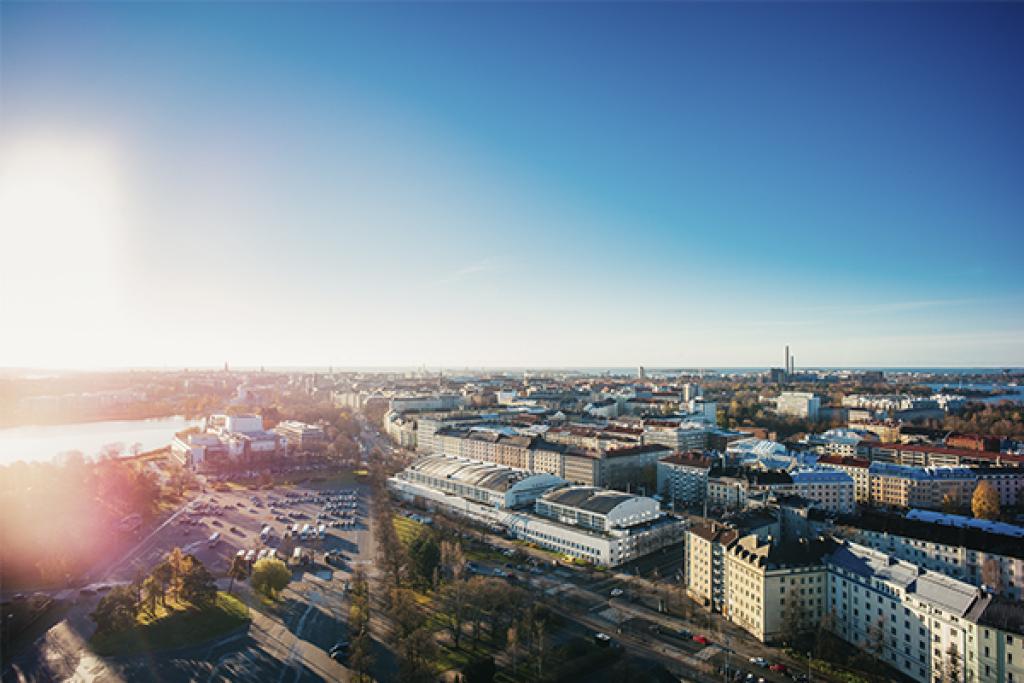 Helsinki ylhäältä kuvattuna kirkkaana kesäpäivänä.