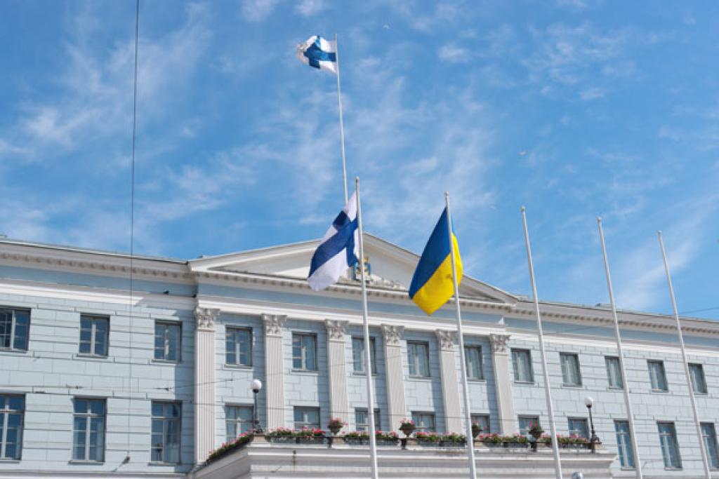 Helsingin kaupungintalo, jonka edessä liehuu Suomen ja Ukrainan liput.