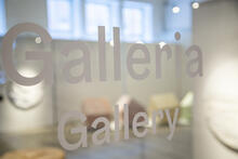 Gallerian lasiovi, jossa lukee galleria. 