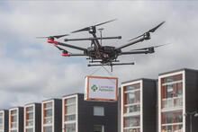 Drone kuljettaa apteekkituotteita Lauttasaaresta Jätkäsaareen. Kuva: Forum Virium Helsinki