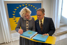 Ukrainan Suomen-suurlähettiläs Olga Dibrova ja pormestari Juhana Vartiainen.